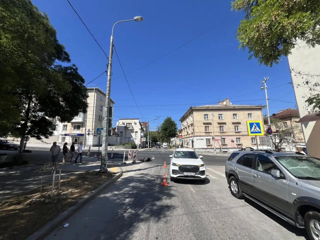 Иномарка столкнулась с велосипедистом на перекрёстке в Севастополе