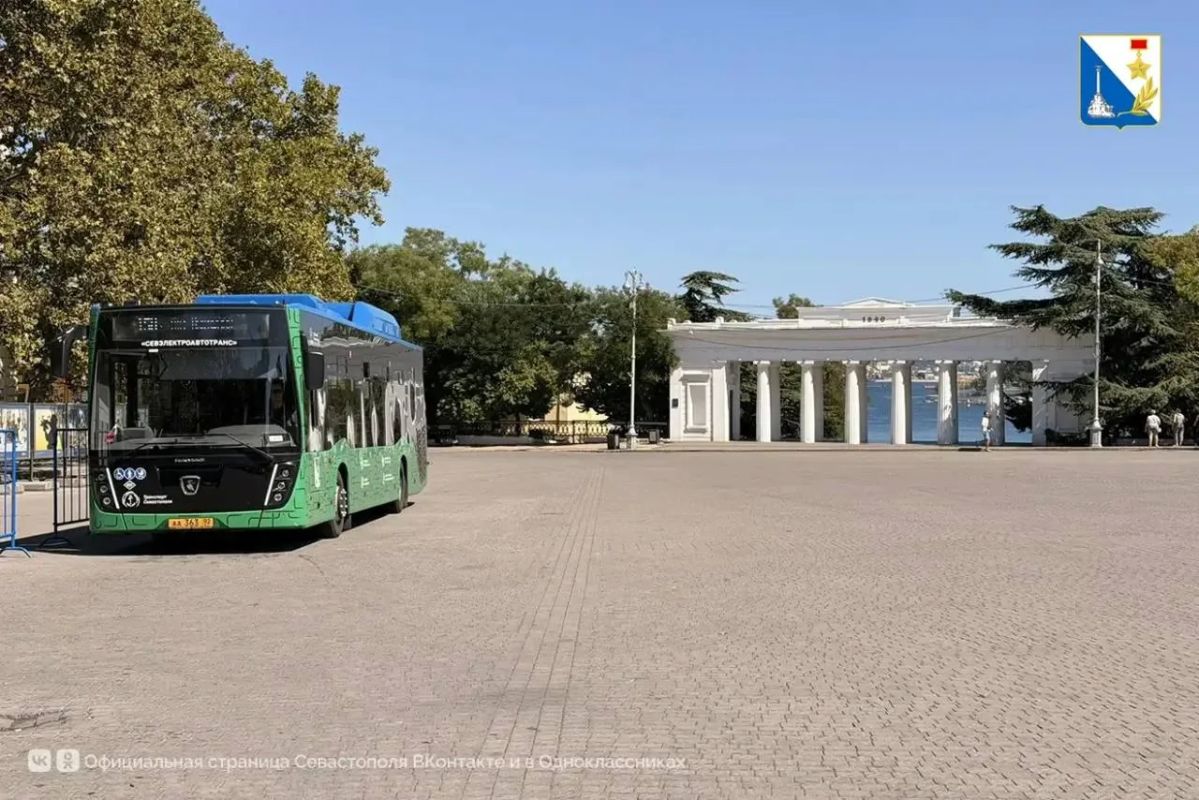 В Севастополе на площадях Нахимова и Захарова начали дежурить компенсационные автобусы В Севастополе на площадях Нахимова и Захарова начали дежурить компенсационные автобусы