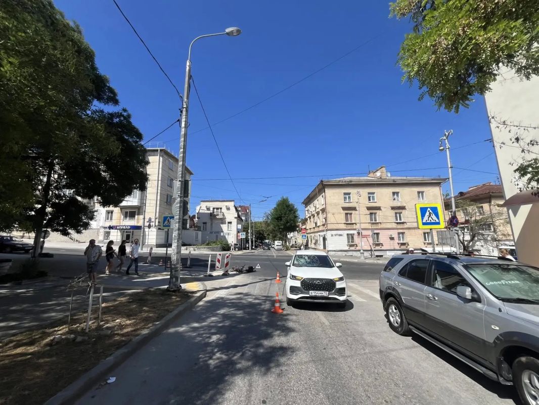 В Севастополе на Адмирала Октябрьского водитель иномарки сбила велосипедиста, не уступив дорогу В Севастополе на Адмирала Октябрьского водитель иномарки сбила велосипедиста, не уступив дорогу