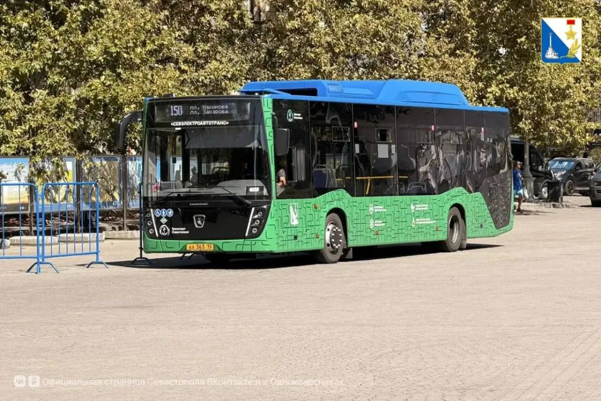 На площадях Нахимова и Захарова дежурят компенсационные автобусы