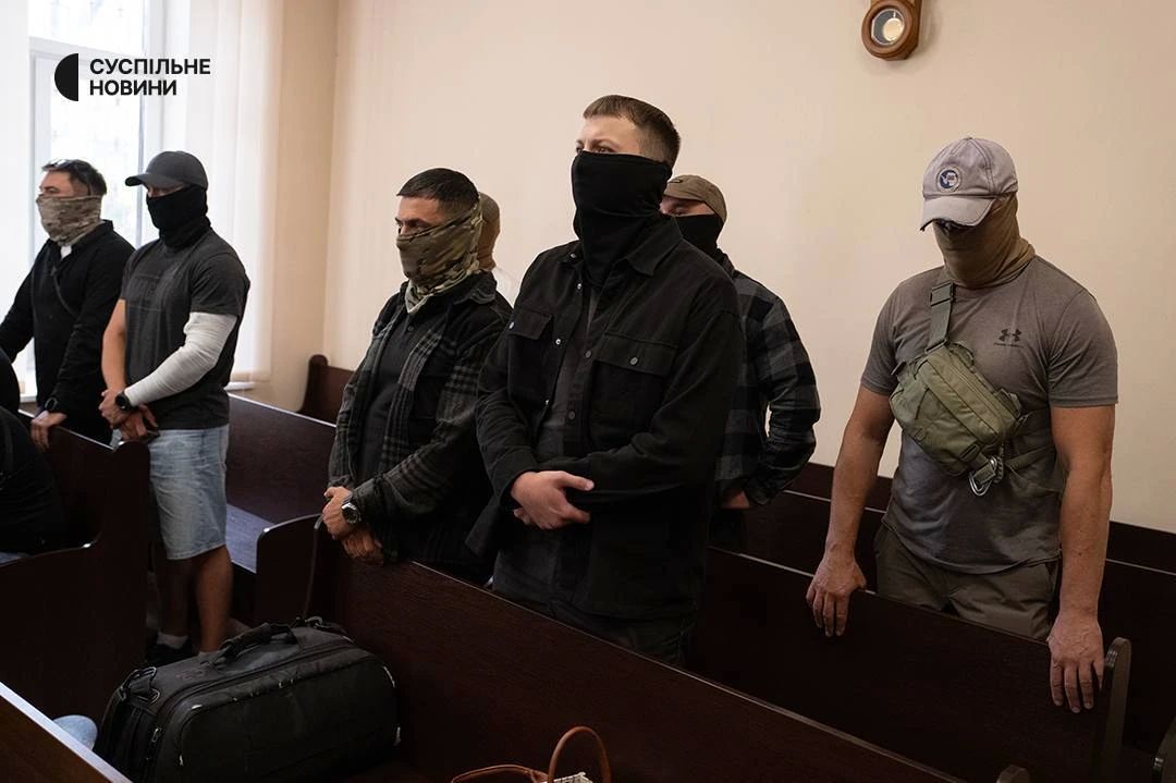 По данным СМИ, у здания киевского суда, где в данный момент решается вопрос об избрании меры пресечения сотруднику ГУР Сергею Иванову, собрались люди в балаклавах По данным СМИ, у здания киевского суда, где в данный момент решается вопрос об избрании меры пресечения сотруднику ГУР Сергею Иванову, собрались люди в балаклавах