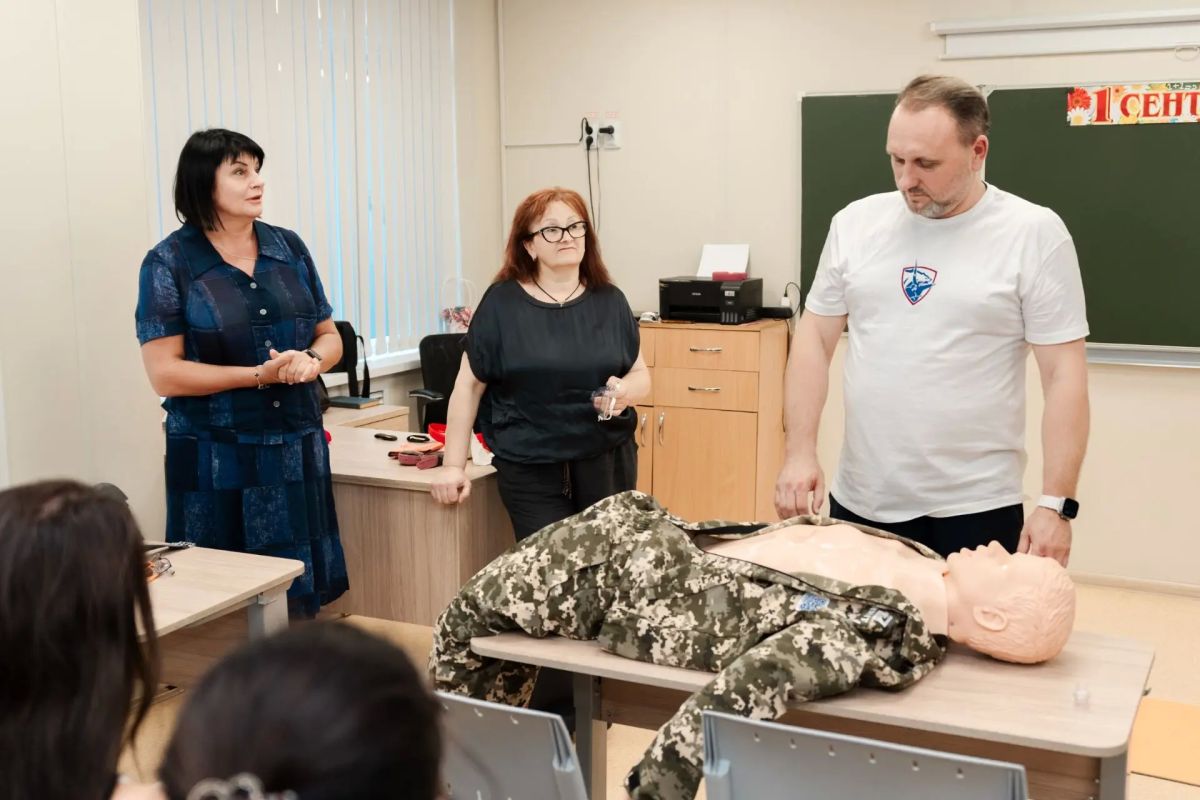 Татьяна Лобач: В школе №12 родители будущих первоклассников прошли инструктаж по первой помощи в рамках городской инициативы «Защитим Севастополь вместе»