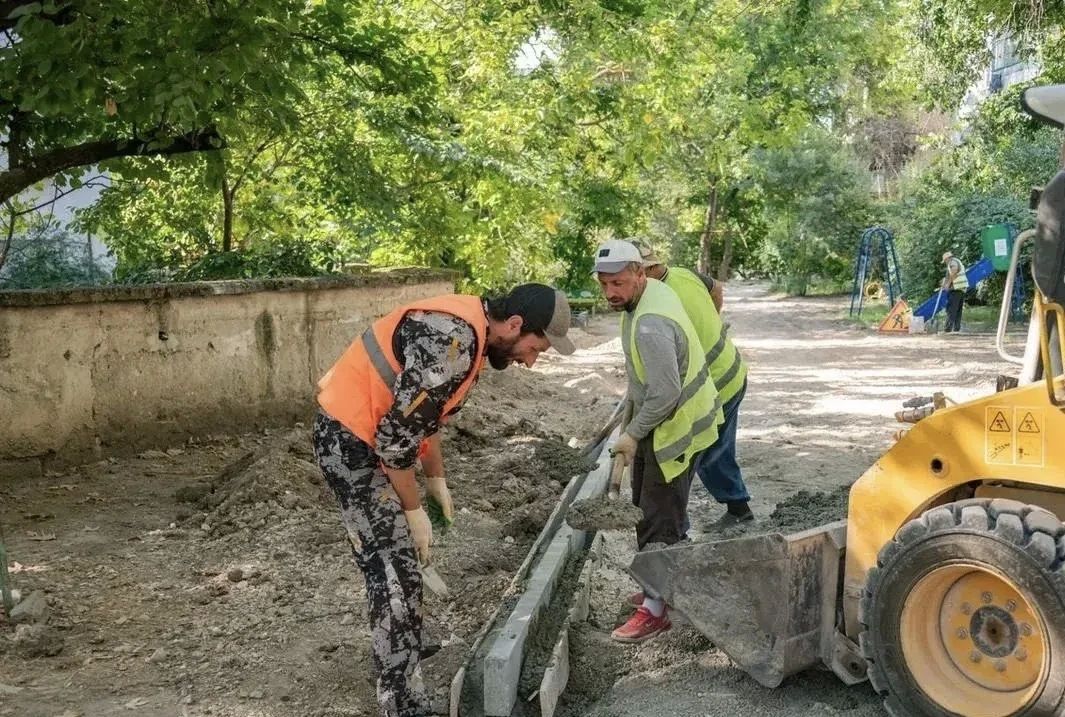 На улице Менжинского благоустраивают новую пешеходную зону На улице Менжинского благоустраивают новую пешеходную зону