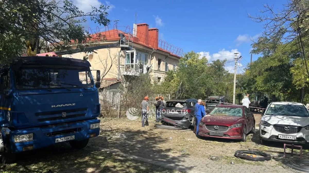 Волонтеры помогают устранять последствия ночной атаки ВСУ на Севастополь Волонтеры помогают устранять последствия ночной атаки ВСУ на Севастополь