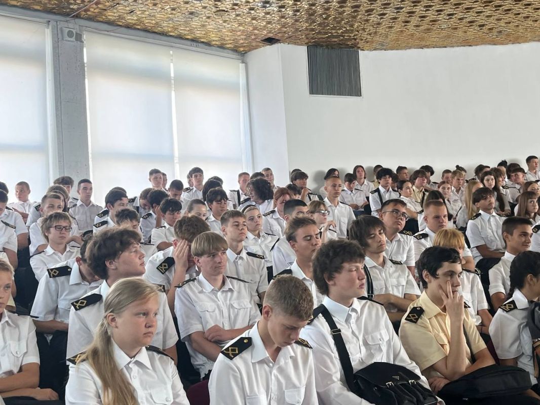 В Севастополе полицейские провели профилактическую беседу со студентами В Севастополе полицейские провели профилактическую беседу со студентами