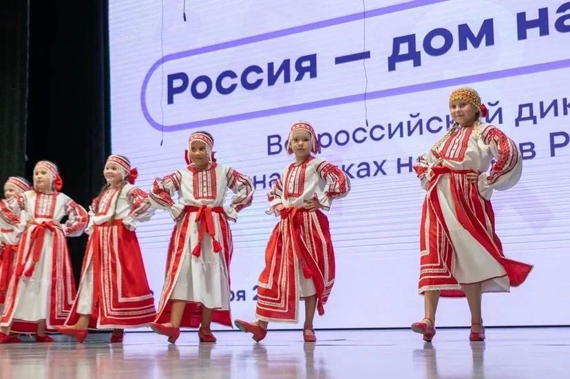 Севастопольские школьники присоединились к Всероссийскому диктанту «Россия — дом народов» Севастопольские школьники присоединились к Всероссийскому диктанту «Россия — дом народов»