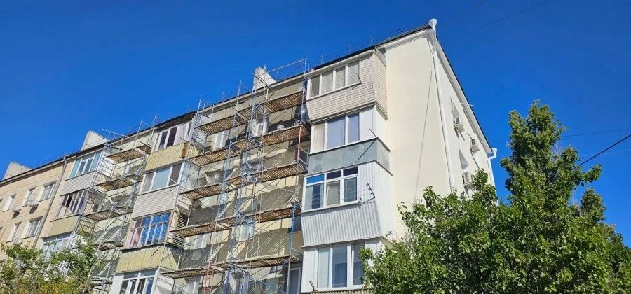 У дома на улице Маршала Бирюзова обновляют фасад У дома на улице Маршала Бирюзова обновляют фасад