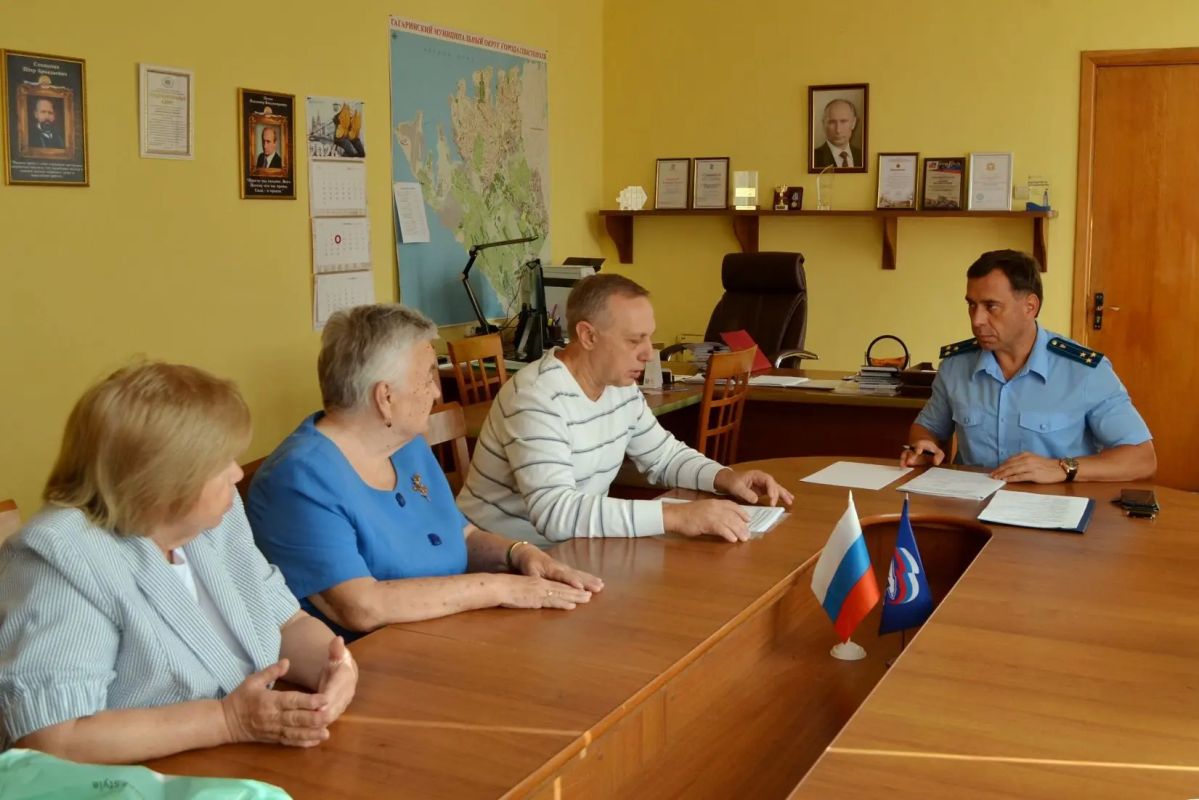 Сегодня, 10 сентября 2026 года, заместитель прокурора города Севастополя Евгений Кадамов провел выездной личный прием жителей Гагаринского района в помещении местной администрации Сегодня, 10 сентября 2026 года, заместитель прокурора города Севастополя Евгений Кадамов провел выездной личный прием жителей Гагаринского района в помещении местной администрации