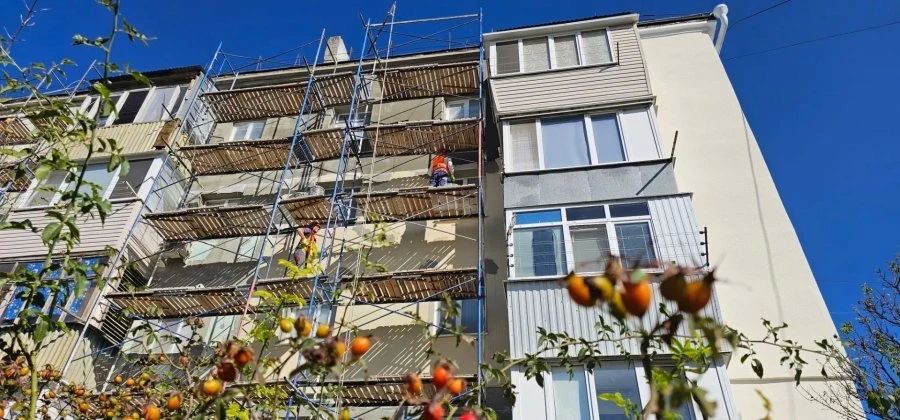 У дома на улице Маршала Бирюзова обновляют фасад У дома на улице Маршала Бирюзова обновляют фасад
