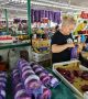 Ялтинский лук на центральном рынке у нас здесь в Судаке