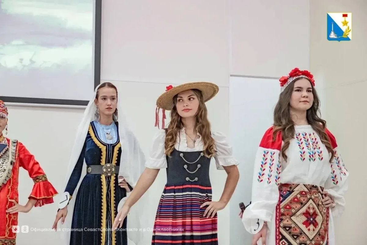 На конкурсе «ЭтноКраса» студентки представили традиции народов России На конкурсе «ЭтноКраса» студентки представили традиции народов России