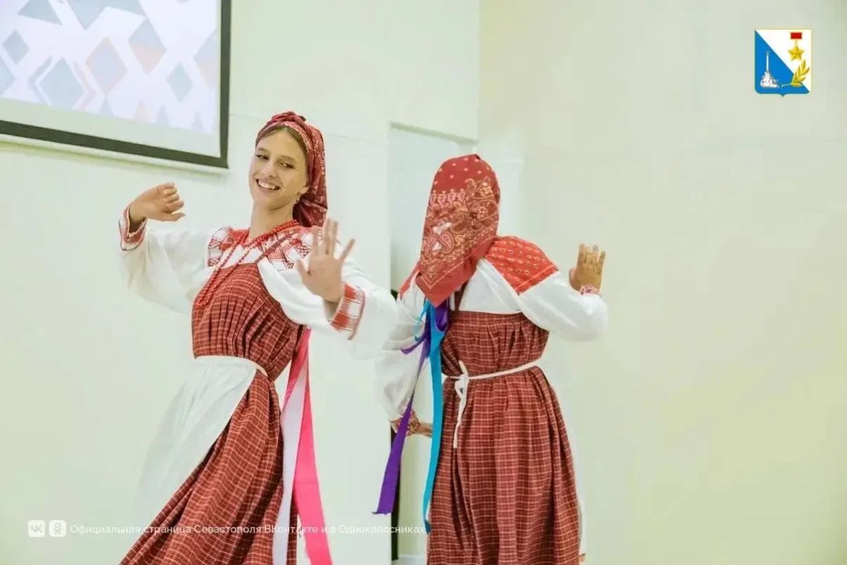 На конкурсе «ЭтноКраса» студентки представили традиции народов России На конкурсе «ЭтноКраса» студентки представили традиции народов России