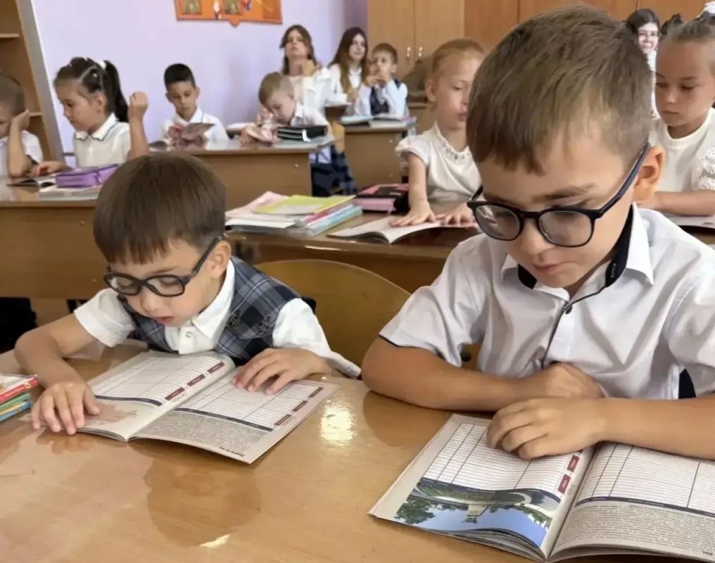 Началась новая учебная неделя, а это значит, что в дневниках севастопольского школьника появятся новые отличные отметки Началась новая учебная неделя, а это значит, что в дневниках севастопольского школьника появятся новые отличные отметки