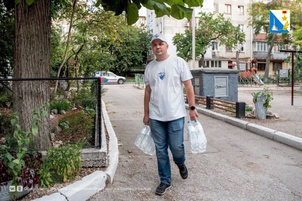 В укрытиях Севастополя пополняют запасы воды В укрытиях Севастополя пополняют запасы воды