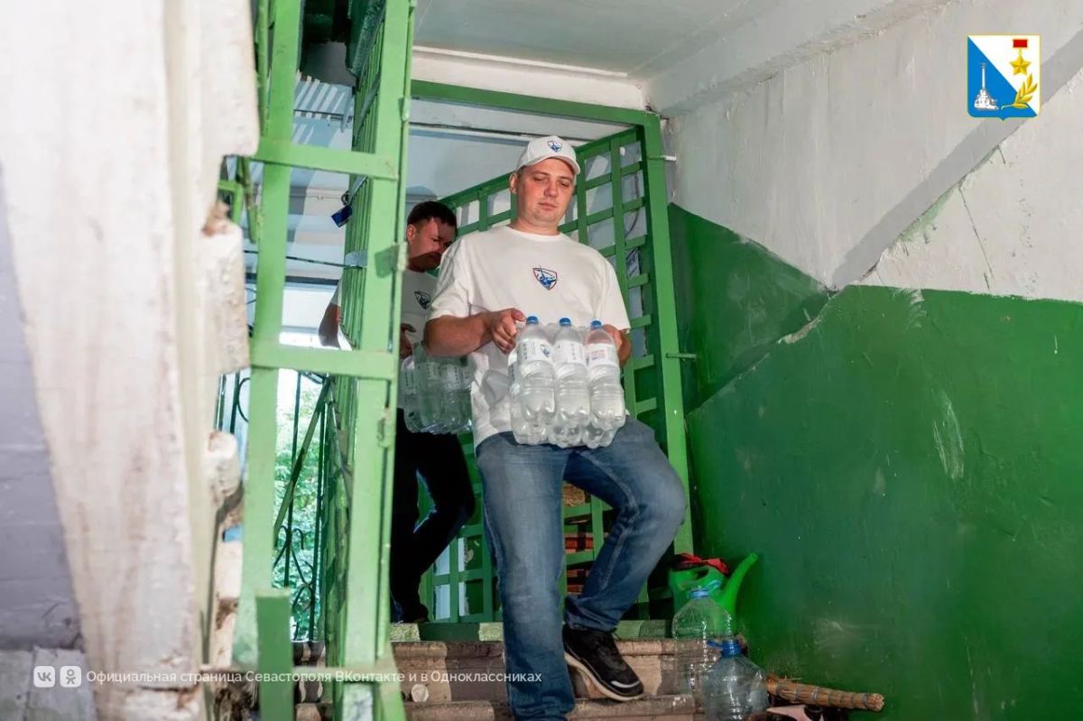 В укрытиях Севастополя пополняют запасы воды В укрытиях Севастополя пополняют запасы воды
