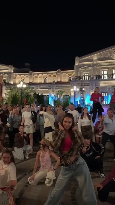 Сегодня Новый Херсонес двигался под хиты 2000-х!