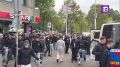 Поединки дорожными знаками, петарды и дымовые шашки: в Гааге полиция разогнала несколько сотен выступающих против миграционной политики