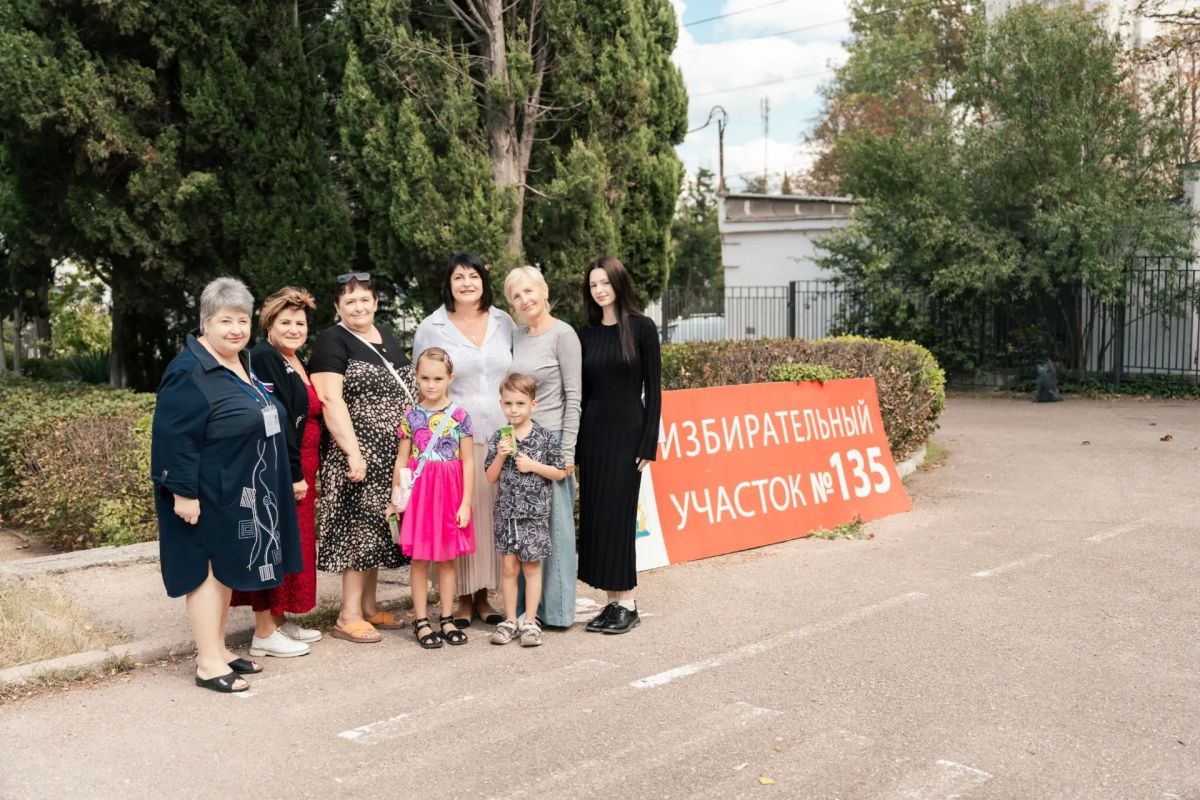 Татьяна Лобач: Сегодня объехала несколько избирательных участков в Ленинском и Нахимовском районах Севастополя, чтобы лично пообщаться с членами комиссий и поблагодарить их за работу Татьяна Лобач: Сегодня объехала несколько избирательных участков в Ленинском и Нахимовском районах Севастополя, чтобы лично пообщаться с членами комиссий и поблагодарить их за работу