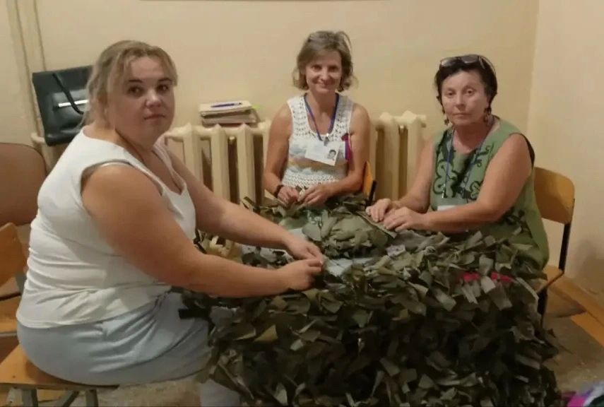 Волонтерская работа не останавливается: члены УИК №189 плетут маскировочные сети во время воздушной тревоги