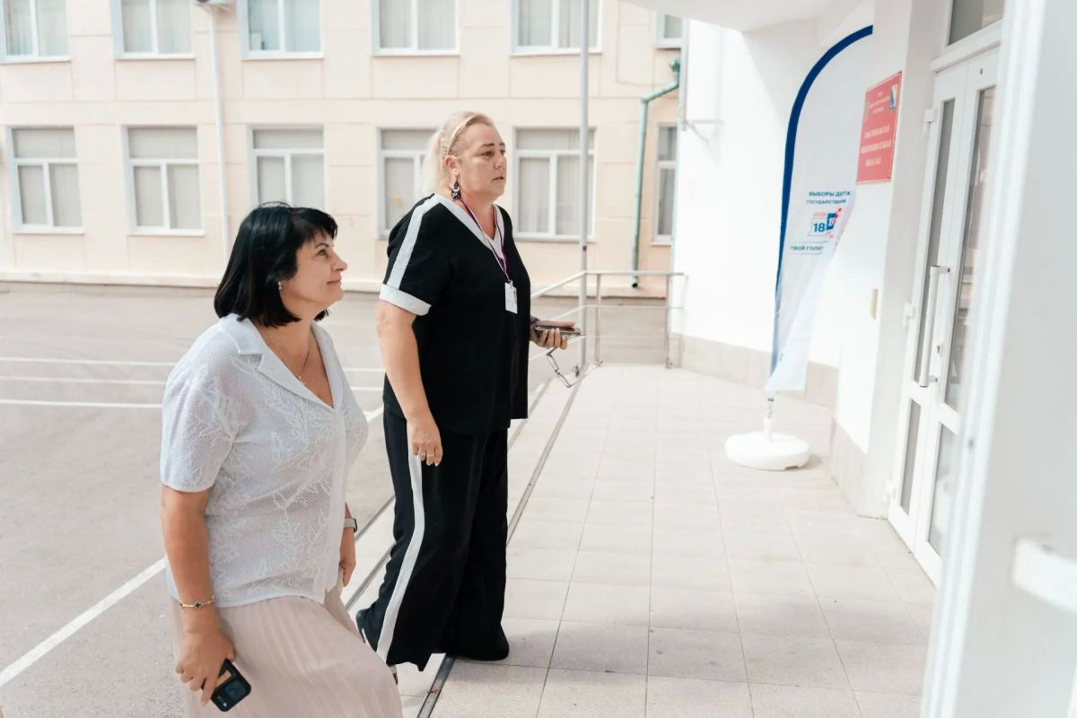Татьяна Лобач: Есть такая традиция в дни выборов: кандидаты объезжают избирательные участки, смотрят, как проходит голосование, общаются с комиссиями и наблюдателями Татьяна Лобач: Есть такая традиция в дни выборов: кандидаты объезжают избирательные участки, смотрят, как проходит голосование, общаются с комиссиями и наблюдателями