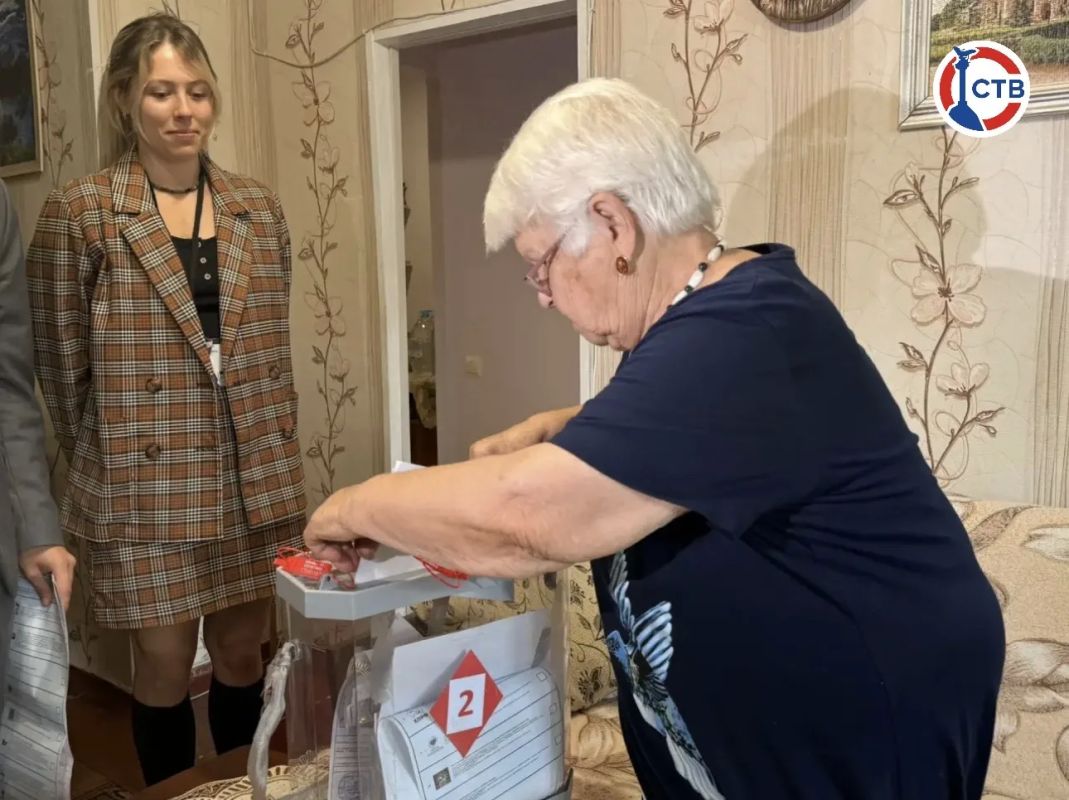 93-летняя жительница Севастополя Вера Переверзева впервые проголосовала на дому 93-летняя жительница Севастополя Вера Переверзева впервые проголосовала на дому