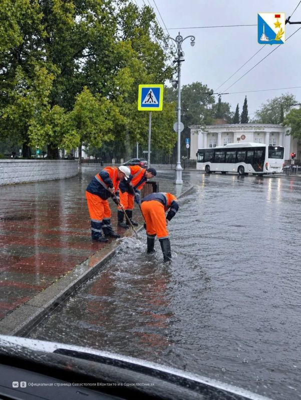 На дорогах Севастополя образовались реки — в соцсетях публикуют кадры с непогодой На дорогах Севастополя образовались реки — в соцсетях публикуют кадры с непогодой