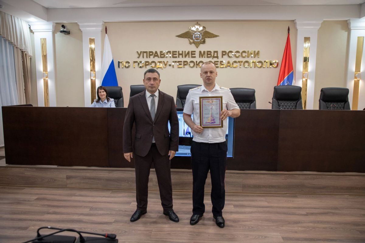 Начальник УМВД России по г.Севастополю генерал-майор полиции Сергей Сигунов поздравил сотрудников Информационного центра с профессиональным праздником Начальник УМВД России по г.Севастополю генерал-майор полиции Сергей Сигунов поздравил сотрудников Информационного центра с профессиональным праздником