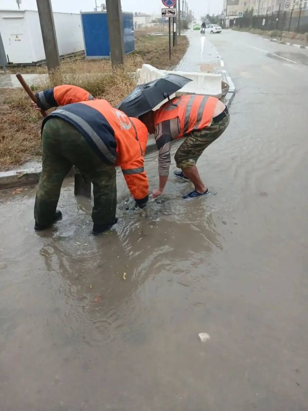 Продолжаем ликвидировать последствия непогоды в городе Продолжаем ликвидировать последствия непогоды в городе