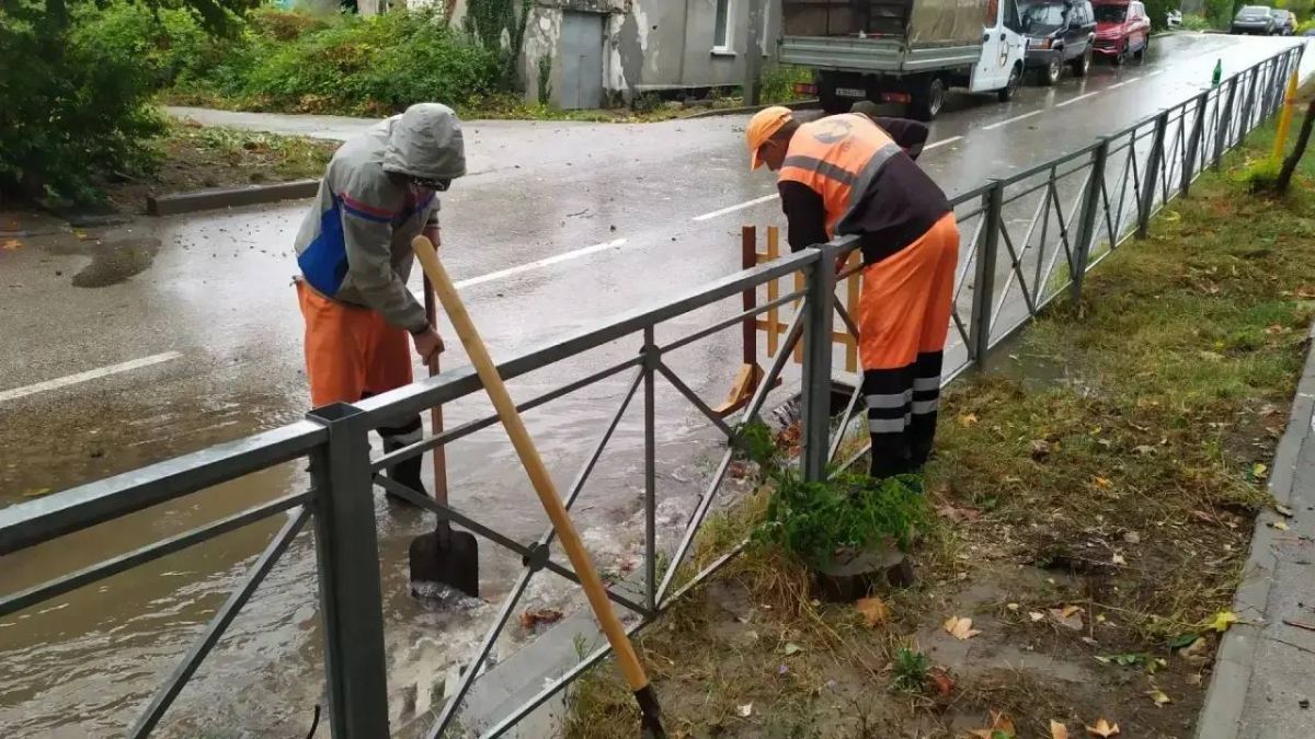 Продолжаем ликвидировать последствия непогоды в городе Продолжаем ликвидировать последствия непогоды в городе