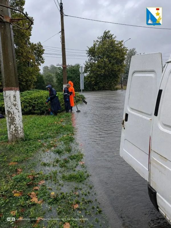 На улице Ленина устраняют последствия дождя