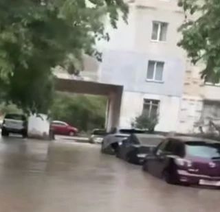 На дорогах Севастополя образовались реки — в соцсетях публикуют кадры с непогодой На дорогах Севастополя образовались реки — в соцсетях публикуют кадры с непогодой