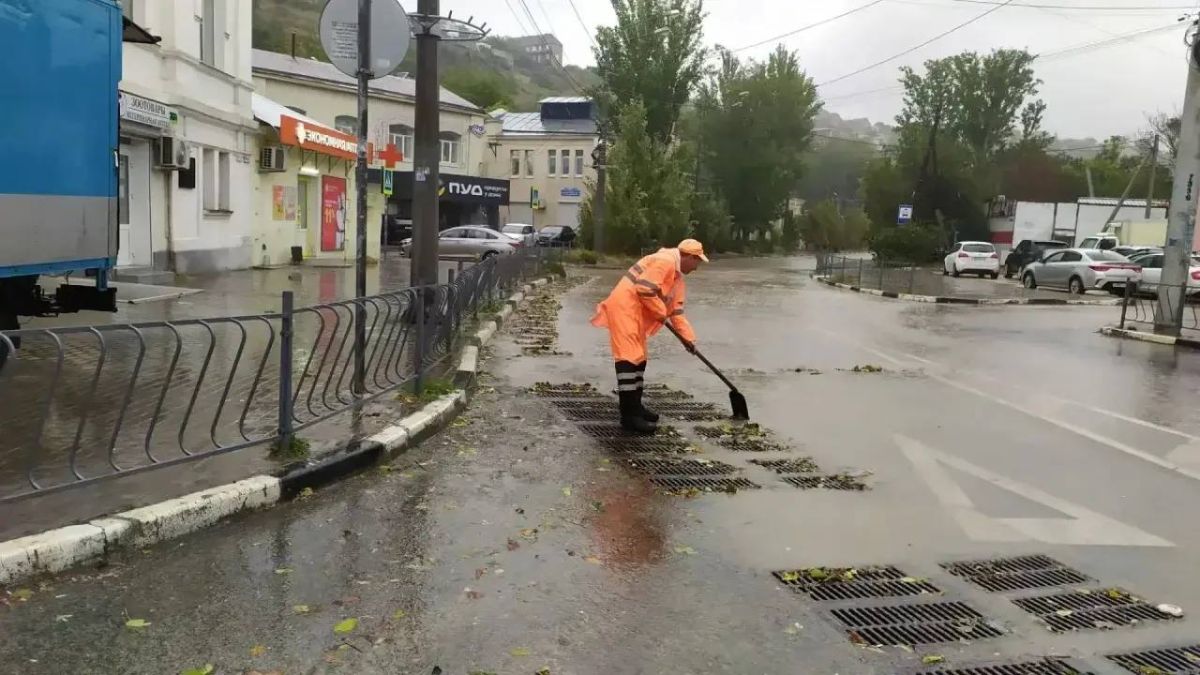 Продолжаем ликвидировать последствия непогоды в городе
