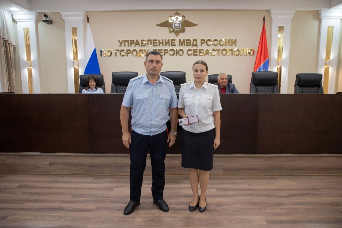 Начальник УМВД России по г.Севастополю генерал-майор полиции Сергей Сигунов вручил служебные удостоверения выпускникам вузов МВД России