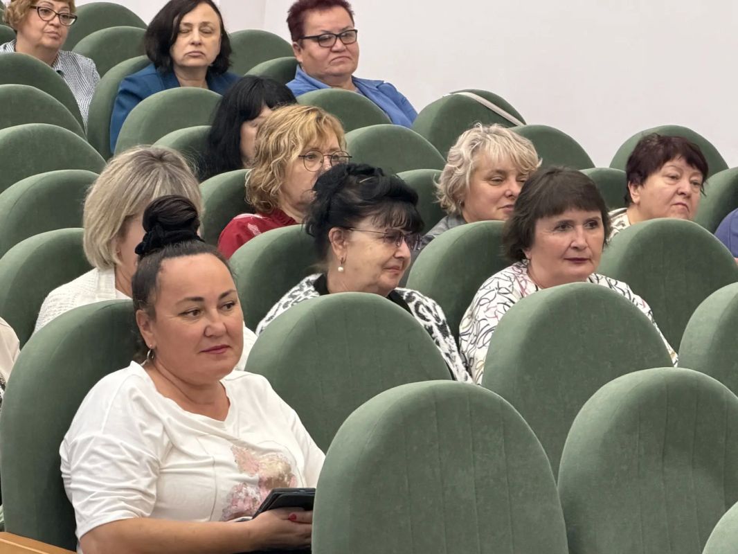Провел совещание с заведующими детских садов по итогам первого месяца учебного года Провел совещание с заведующими детских садов по итогам первого месяца учебного года