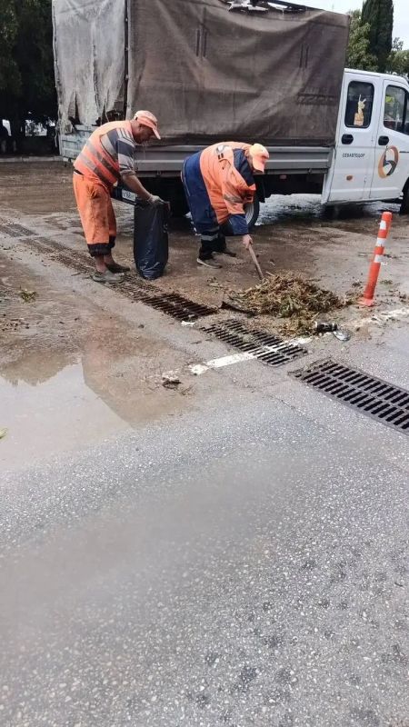 В Севастополе продолжают устранять последствия сильного дождя и ветра В Севастополе продолжают устранять последствия сильного дождя и ветра