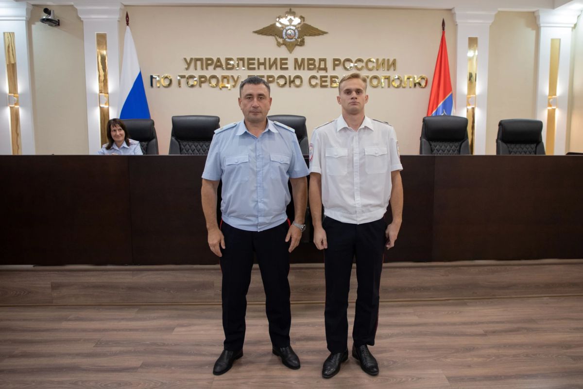 Начальник УМВД России по г.Севастополю генерал-майор полиции Сергей Сигунов вручил служебные удостоверения выпускникам вузов МВД России Начальник УМВД России по г.Севастополю генерал-майор полиции Сергей Сигунов вручил служебные удостоверения выпускникам вузов МВД России