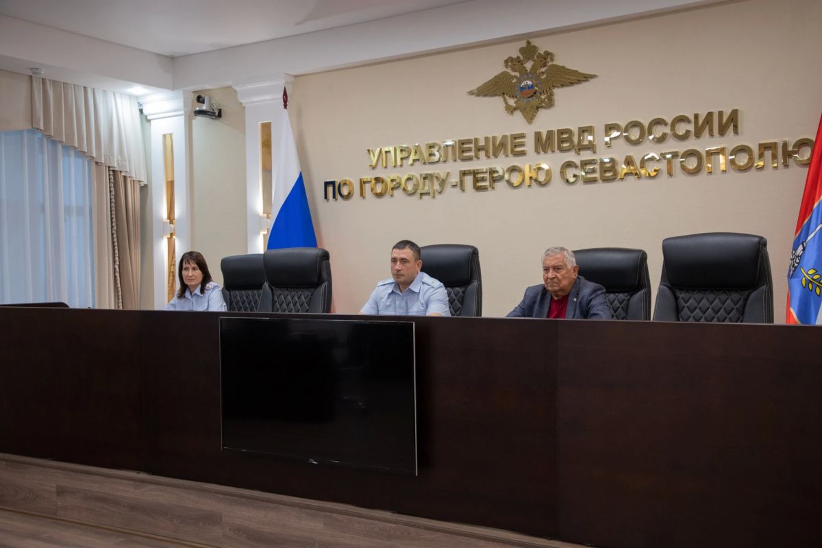 Начальник УМВД России по г.Севастополю генерал-майор полиции Сергей Сигунов вручил служебные удостоверения выпускникам вузов МВД России Начальник УМВД России по г.Севастополю генерал-майор полиции Сергей Сигунов вручил служебные удостоверения выпускникам вузов МВД России