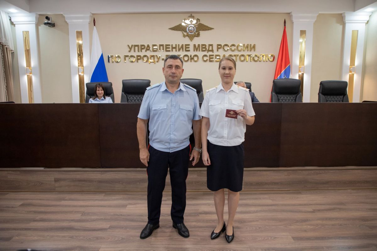Начальник УМВД России по г.Севастополю генерал-майор полиции Сергей Сигунов вручил служебные удостоверения выпускникам вузов МВД России Начальник УМВД России по г.Севастополю генерал-майор полиции Сергей Сигунов вручил служебные удостоверения выпускникам вузов МВД России