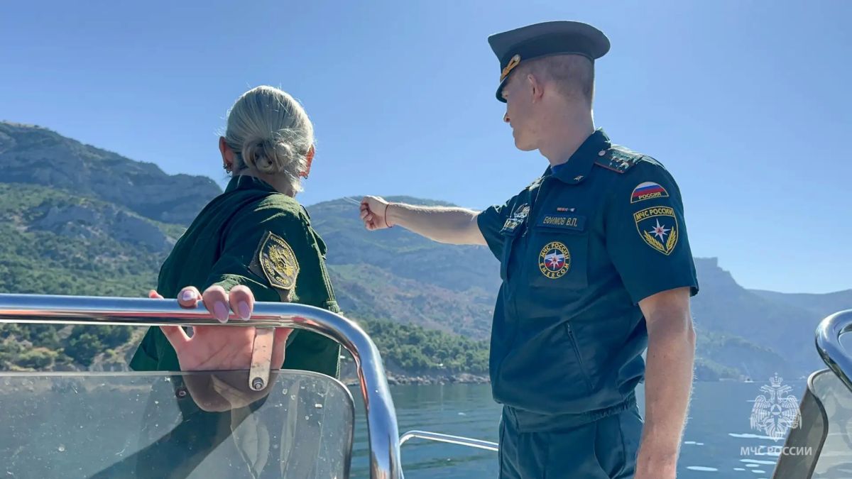 Защищённость от огня проверили с воды: в морской рейд вышли МЧС России и Севастопольское лесничество Защищённость от огня проверили с воды: в морской рейд вышли МЧС России и Севастопольское лесничество