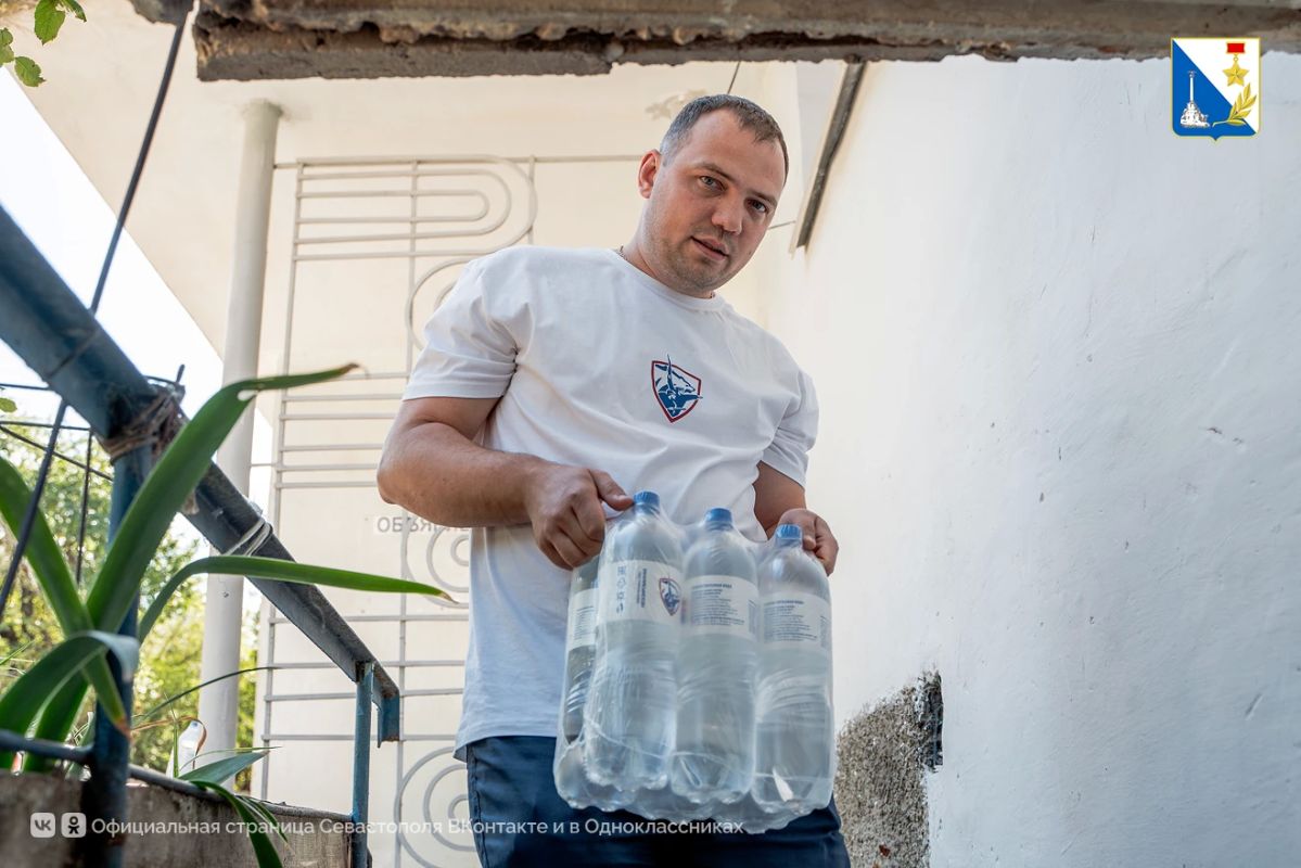 18 тысяч литров питьевой воды доставили в укрытия в рамках общегородской инициативы «Защитим Севастополь вместе» 18 тысяч литров питьевой воды доставили в укрытия в рамках общегородской инициативы «Защитим Севастополь вместе»
