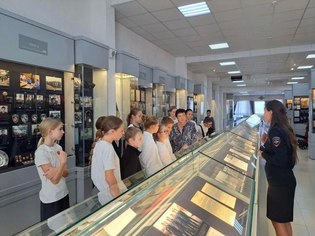 Сотрудники полицейского наркоконтроля организовали экскурсию для школьников в Народный музей полиции (милиции) имени М.С. Казакевича Сотрудники полицейского наркоконтроля организовали экскурсию для школьников в Народный музей полиции (милиции) имени М.С. Казакевича