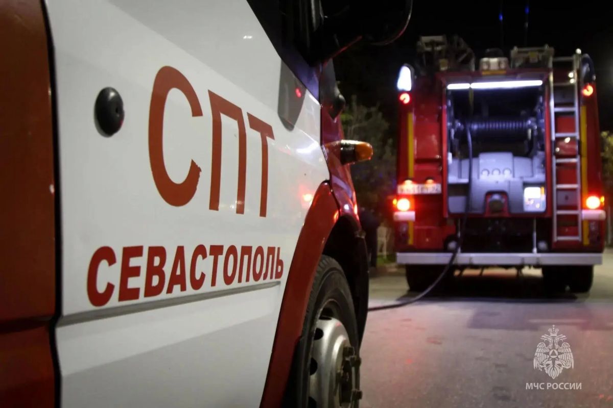 Из горящего пансионата в Севастополе эвакуировали 76 человек, в том числе 13 детей