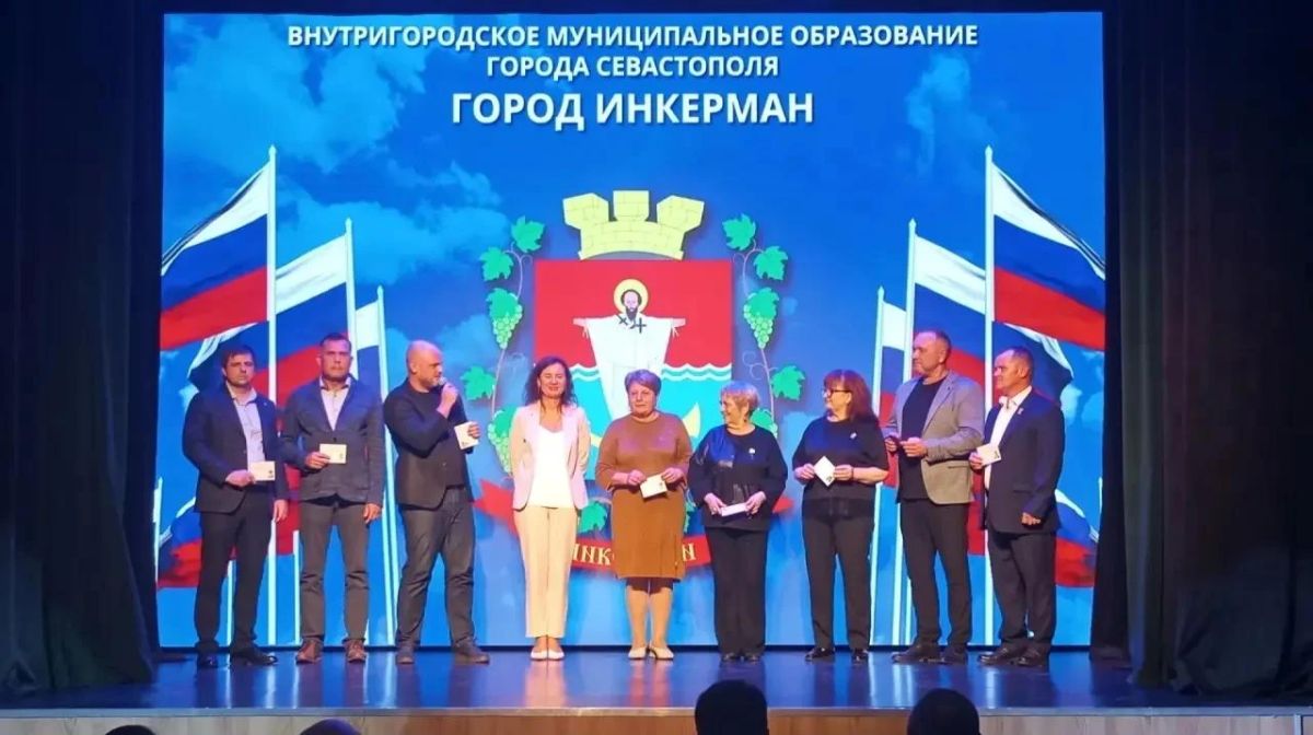 В Балаклаве вручили удостоверения депутатам нового созыва В Балаклаве вручили удостоверения депутатам нового созыва