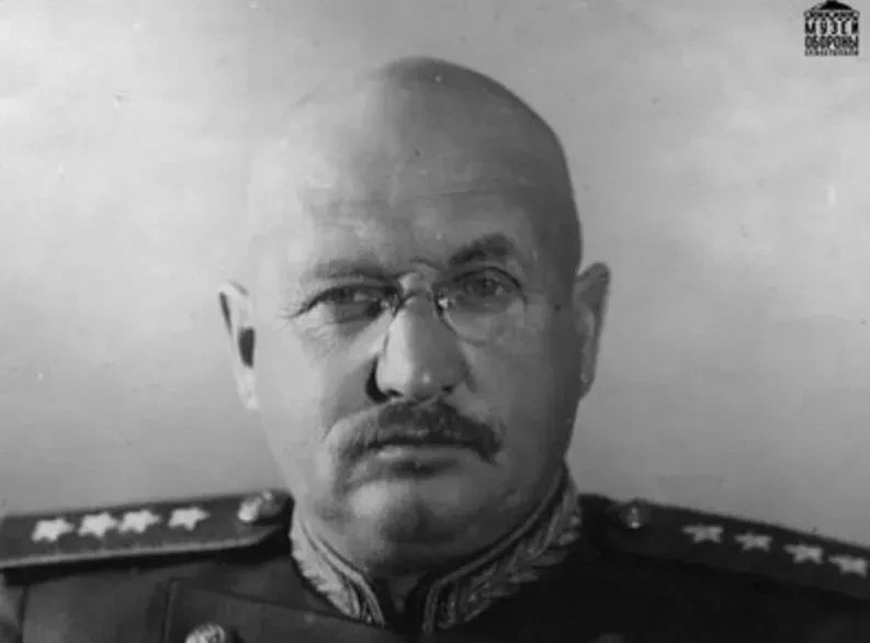 Его снимали с должностей и понижали в звании — а потом снова возвращали командовать фронтами