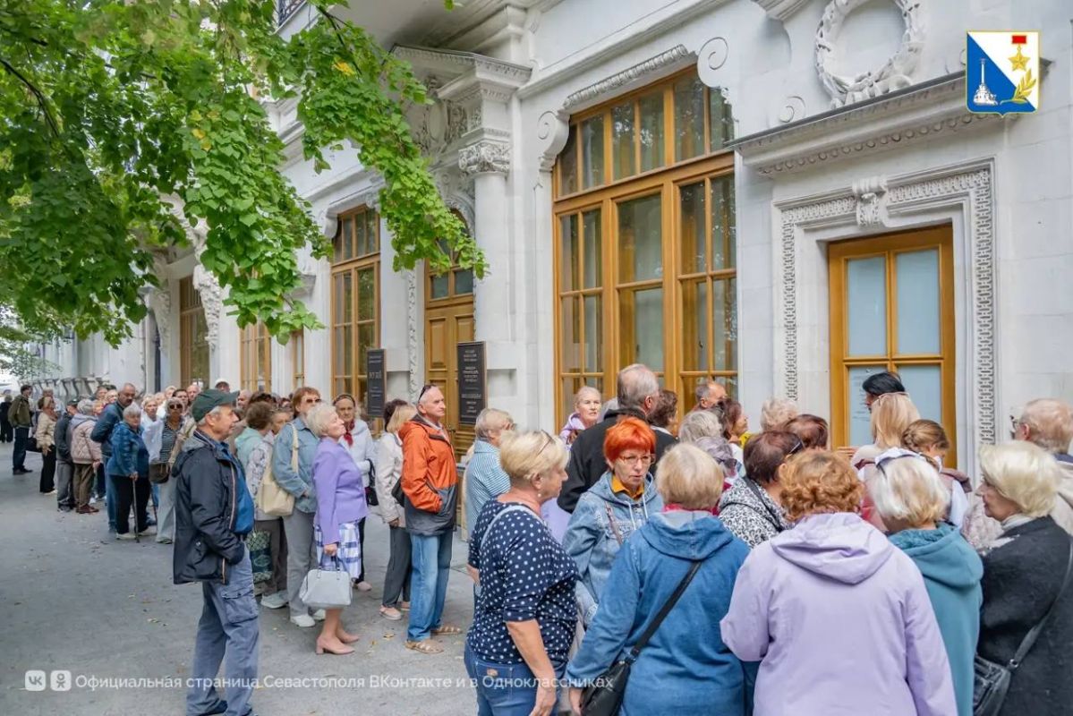 Очереди в музей – лучшее доказательство любви севастопольцев к искусству Очереди в музей – лучшее доказательство любви севастопольцев к искусству