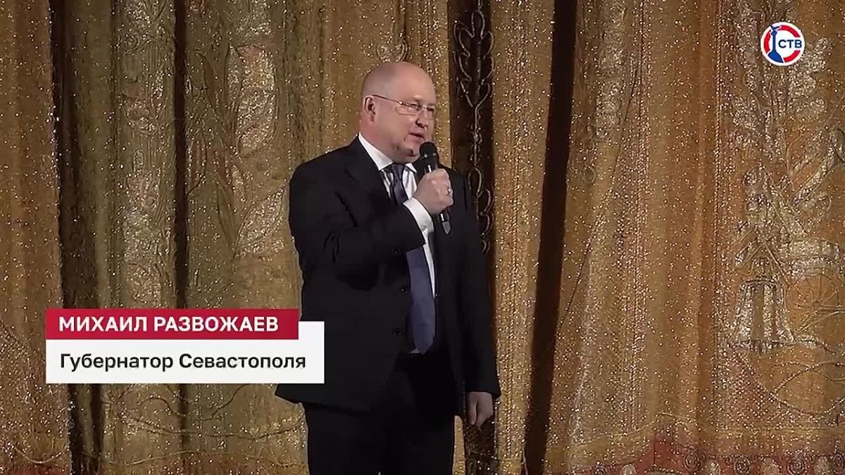 В Севастополе наградили лучших педагогов в преддверии Дня учителя Торжественная церемония прошла в академическом русском драматическом театре имени Луначарского. Учителей поздравил губернатор Михаил Развожаев