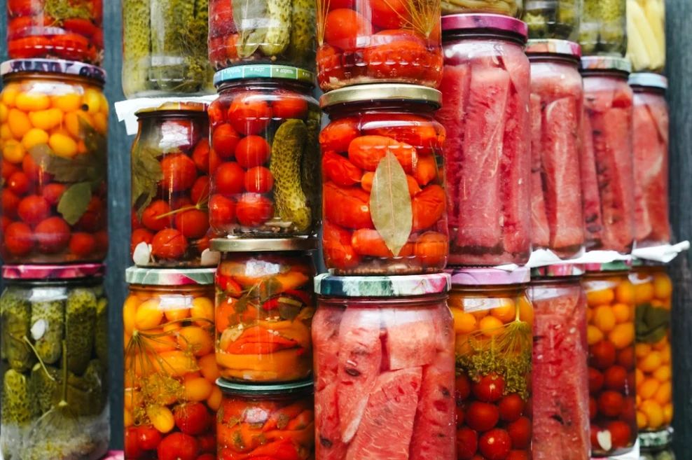 Баклажанная икра, гречка с овощами и персики в сиропе: 5 простых заготовок на зиму