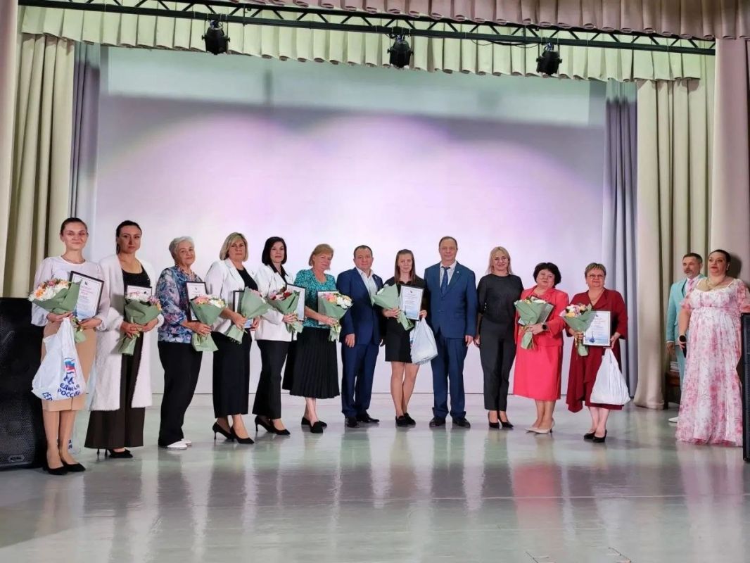 Александр Кулагин: Сегодня мы отмечаем один из самых важных профессиональных праздников - День учителя Александр Кулагин: Сегодня мы отмечаем один из самых важных профессиональных праздников - День учителя