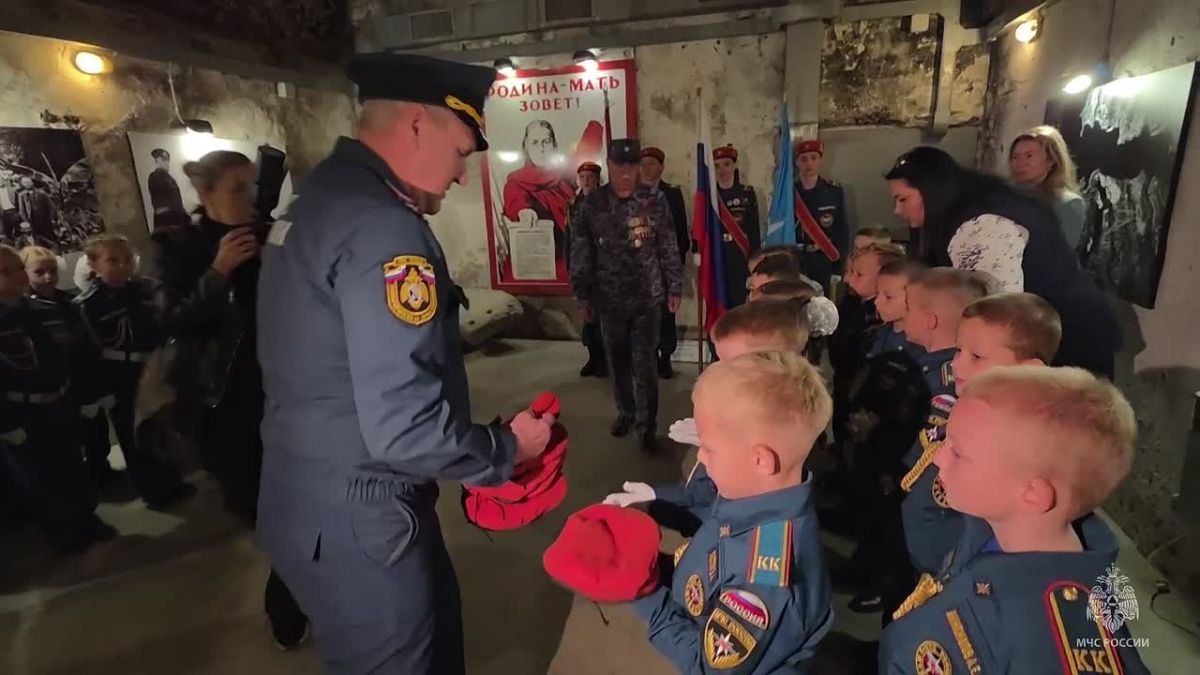 Самые юные спасатели: в Севастополе 60 ребят принесли клятву кадет МЧС России