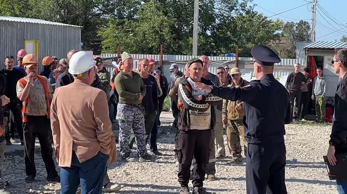 Севастопольские полицейские в рамках второго этапа оперативно-профилактической операции «Нелегал-2026» продолжают выявлять нарушения миграционного законодательства